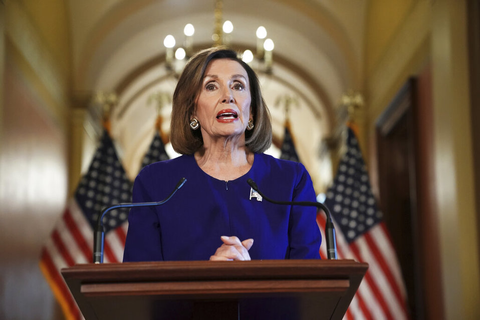 Nancy Pelosi informó que investigarán a Donald Trump por la presunta presión a Ucrania para incriminar al hijo de Joe Biden. (AP)