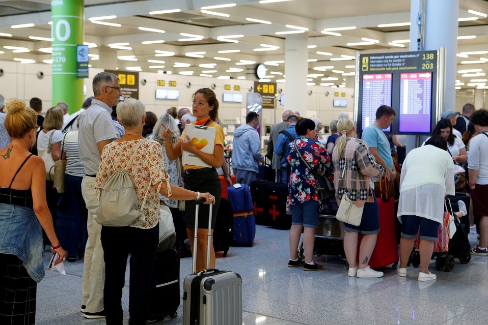 Pasajeros atorados en el Aeropuerto de Madrid-Barajas Adolfo Suárez. (Foto: Reuters)