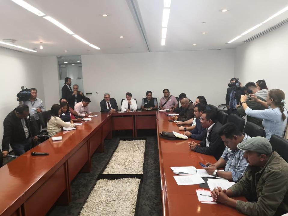 Senadores e integrantes de la CNTE se reúnen previo a discusión de leyes secundarias/Silvia Arellano.