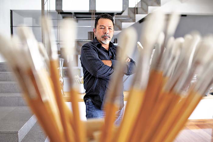 En su taller está realizando un mural con la misma técnica de Diego Rivera usando cera de abejas y pigmentos blancos.
