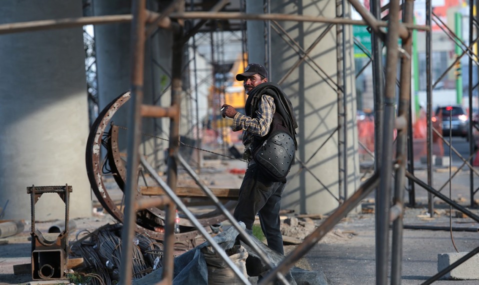 Trabajador de la construcción finaliza su jornada laboral. (Maribel Calderón)