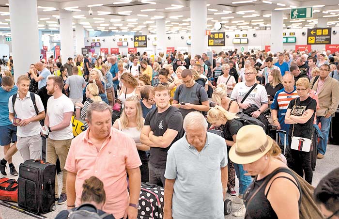 Cientos de clientes de la firma esperan en Palma de Mallorca. JAIME REINA/AFP