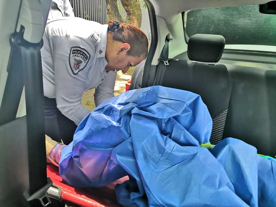 La comisaria vial le brindó auxilio y recibió a la niña. (Cortesía)