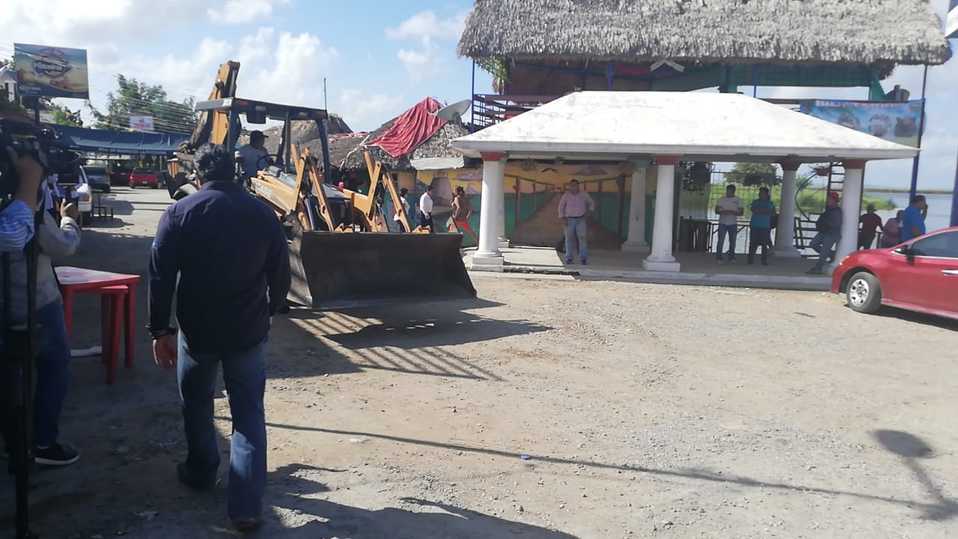Desalojan a restauran-bar por uso de zona federal en Altamira (Foto/Anahy Meza)