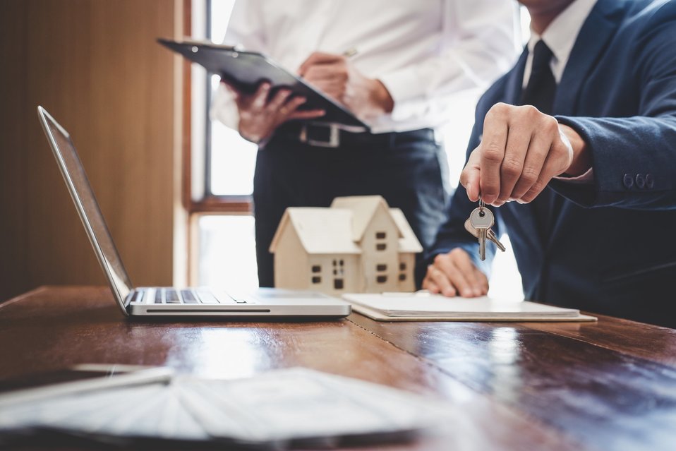¿Es cierto que es más caro comprar una casa a través de un agente inmobiliario?