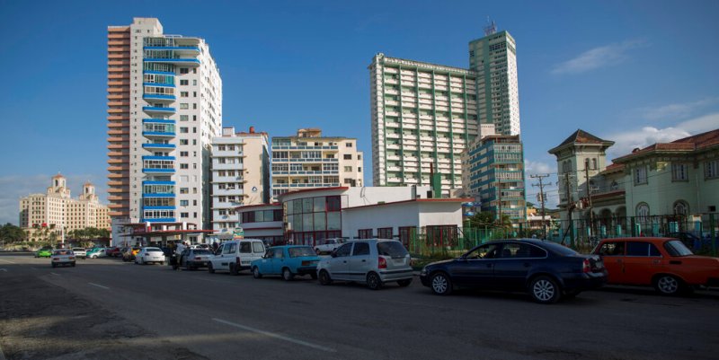 Las filas se pueden observar durante todo el día a la espera del combustible. (AP)