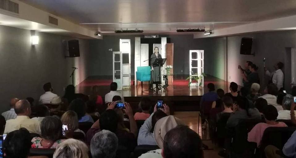 Leticia Perdigón en el teatro El Farol de Tampico.