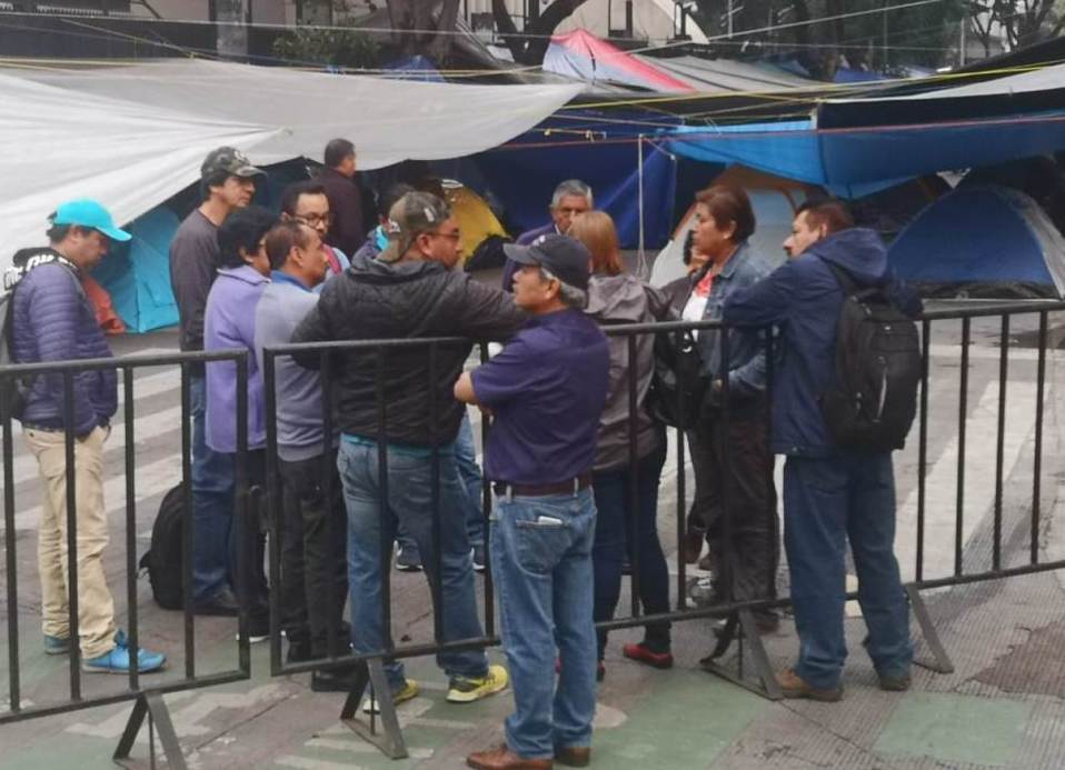 Maestros de la CNTE mantienen plantón frente a Senado. | César Velázquez