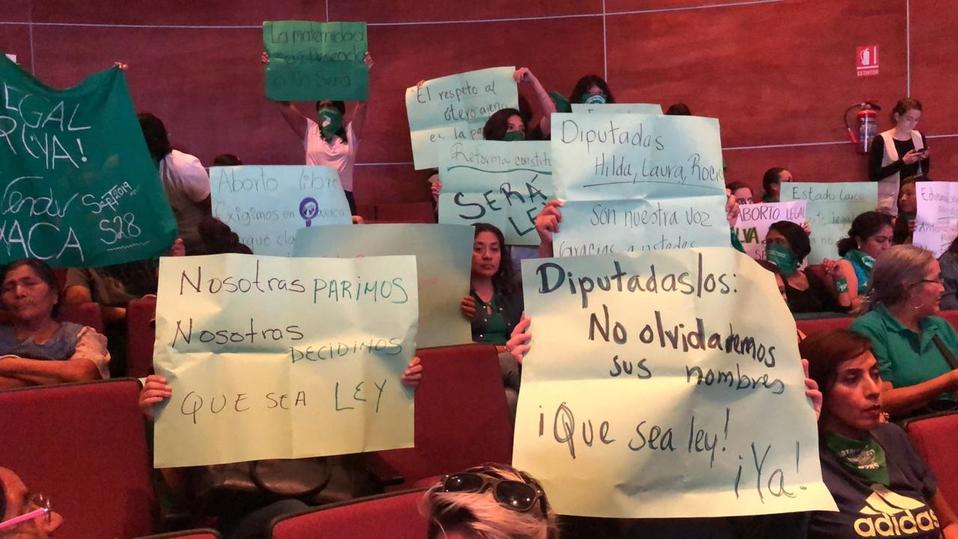 Mujeres con pañuelos verdes. (Selene Flores)