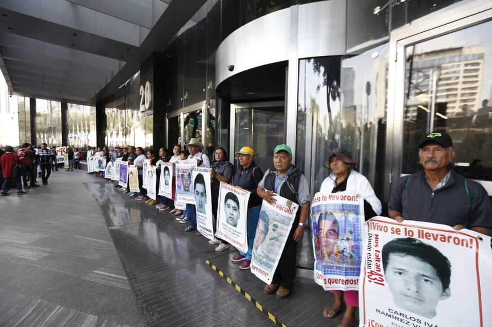 Papás de los 43 normalistas de Ayotzinapa protestan frente a la FGR (Héctor Téllez)