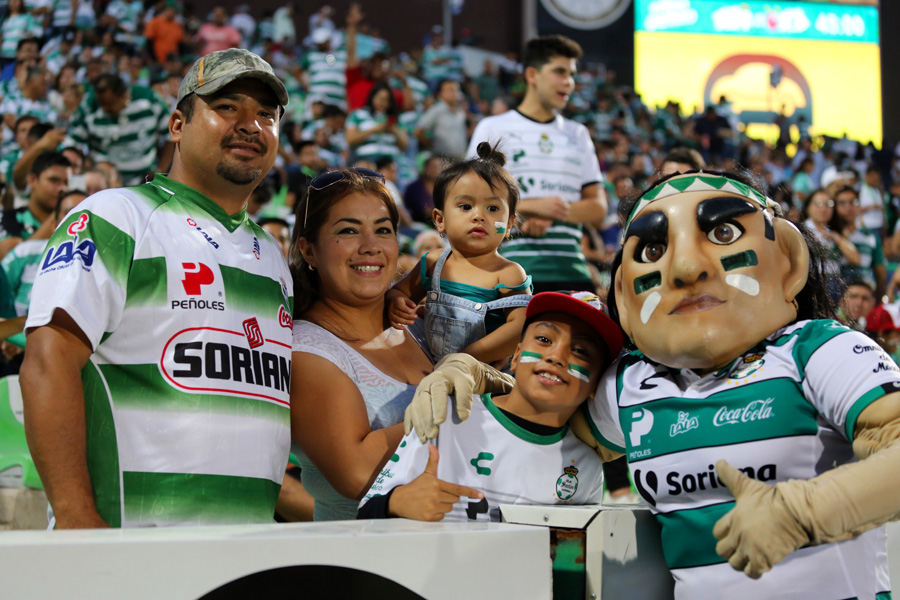 A pesar de ser entre semana, el Estadio Corona lució una buena entrada. (Mauricio Román)