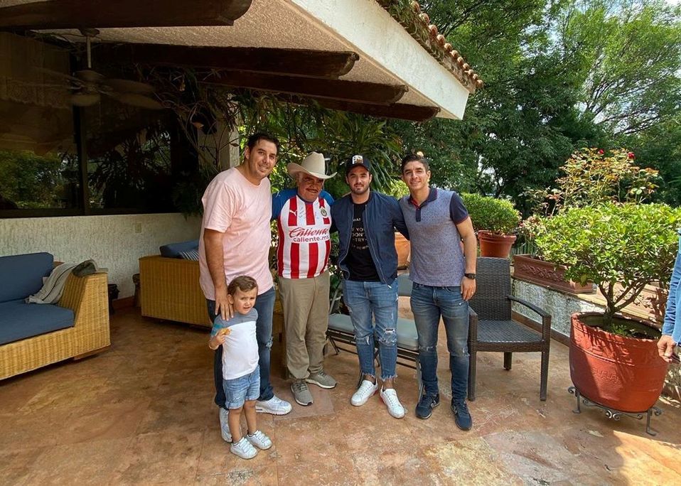 Vicente Fernández posó con los hermanos Brizuela luciendo la playera de Chivas que le obsequiaron. (Instagram | brizuelaedgar95)