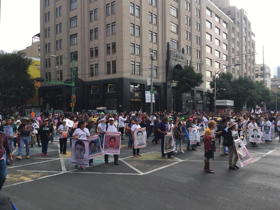 Contingente de marcha sobre Ayotzinapa se detiene en el cruce de Madero y Eje Central (Melissa del Pozo)