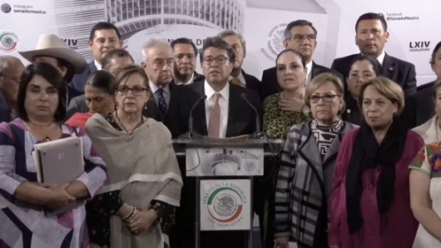El coordinador Ricardo Monreal, acompañado de los integrantes de la fracción parlamentaria. /Twitter @RicardoMonrealA
