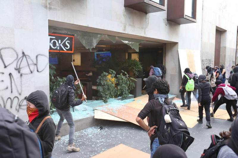 Decenas de comercios sufrieron daños durante el paso de la marcha. (Javier Rios)