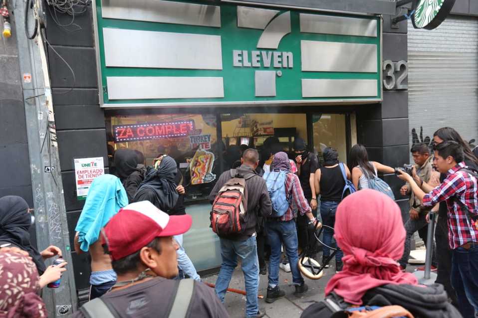 Encapuchados saquean productos de una tienda de autoservicio sobre Avenida Juárez (Javier Ríos)