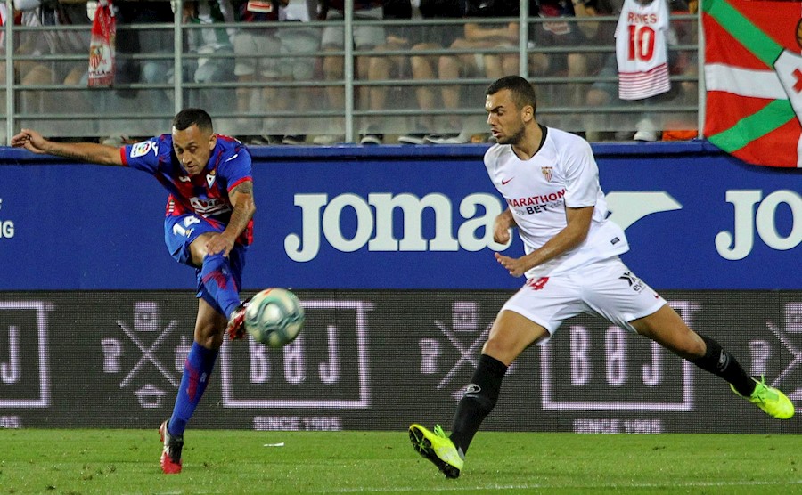 Fabién Orellana intenta dar un pase con la marca de Joan Jordán (Agencia EFE)