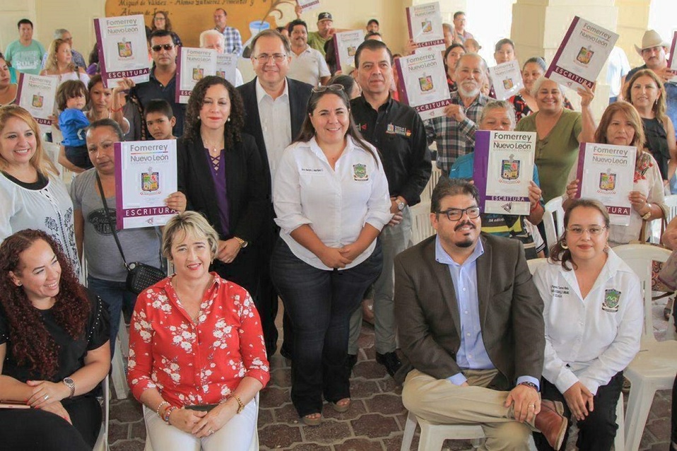 Se inició la contratación de lotes de la mencionada colonia, y la entrega de escrituras a 27 familias.