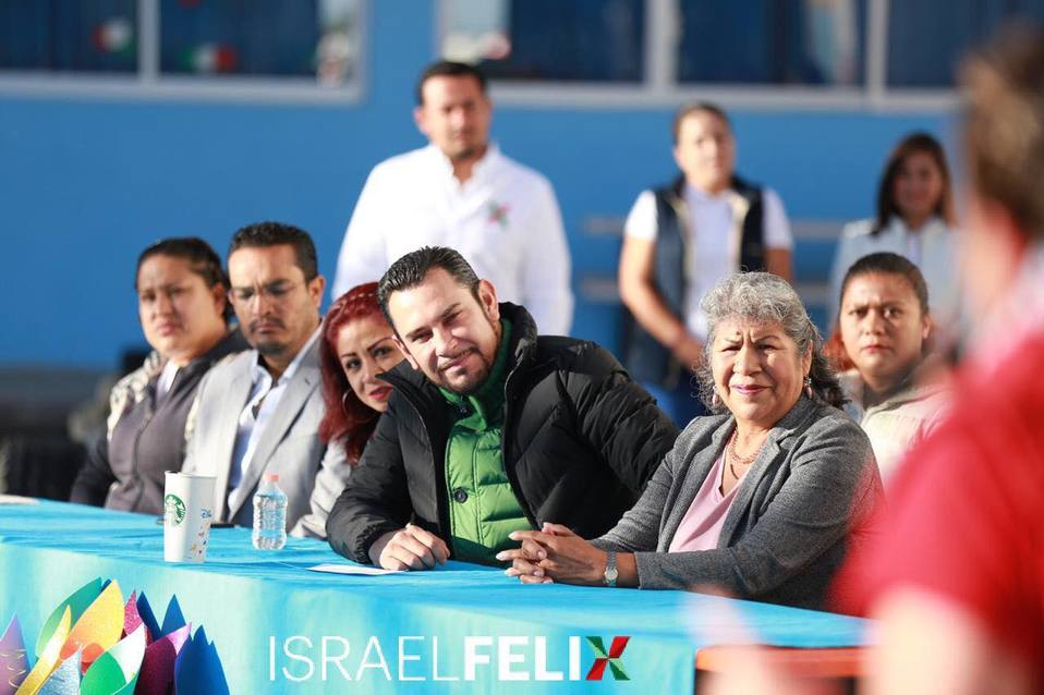 Israel Félix Soto se reunió con padres de familias y alumnos de La Calera. (Cortesía)