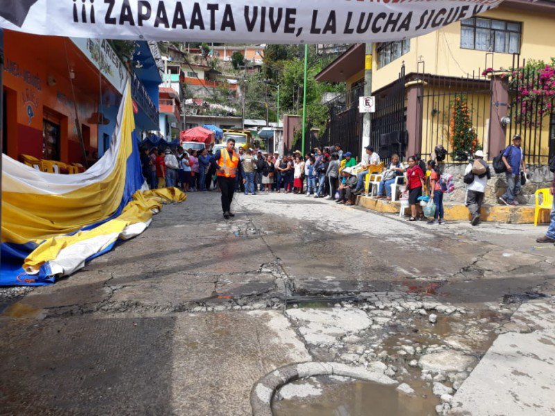 Los empleados son retenidos por habitantes de Veracruz. (Especial)