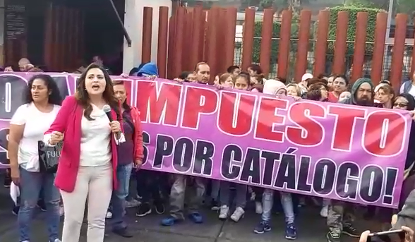 Manifestantes en Cámara de Diputados por impuesto a ventas por catálogo. (Especial)
