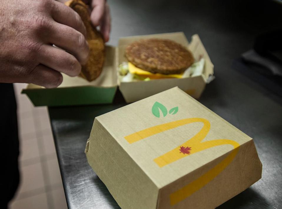 McDonald's inicia pruebas con hamburguesa sin carne (Twitter: @McDonaldsCanada)