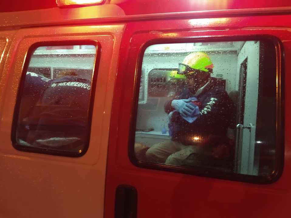 LA mujer fue trasladada a un hospital junto con su bebé. (Abadiel Martínez)