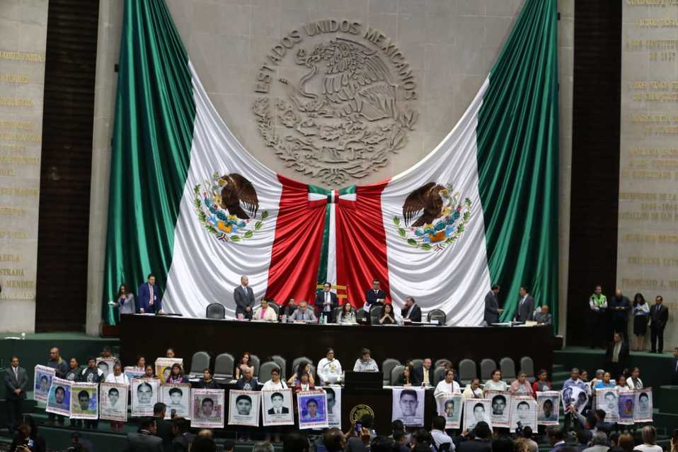 Los padres dieron un mensaje y hablaron con la presidenta de la Cámara de Diputados, Laura Rojas. /Octavio Hoyos