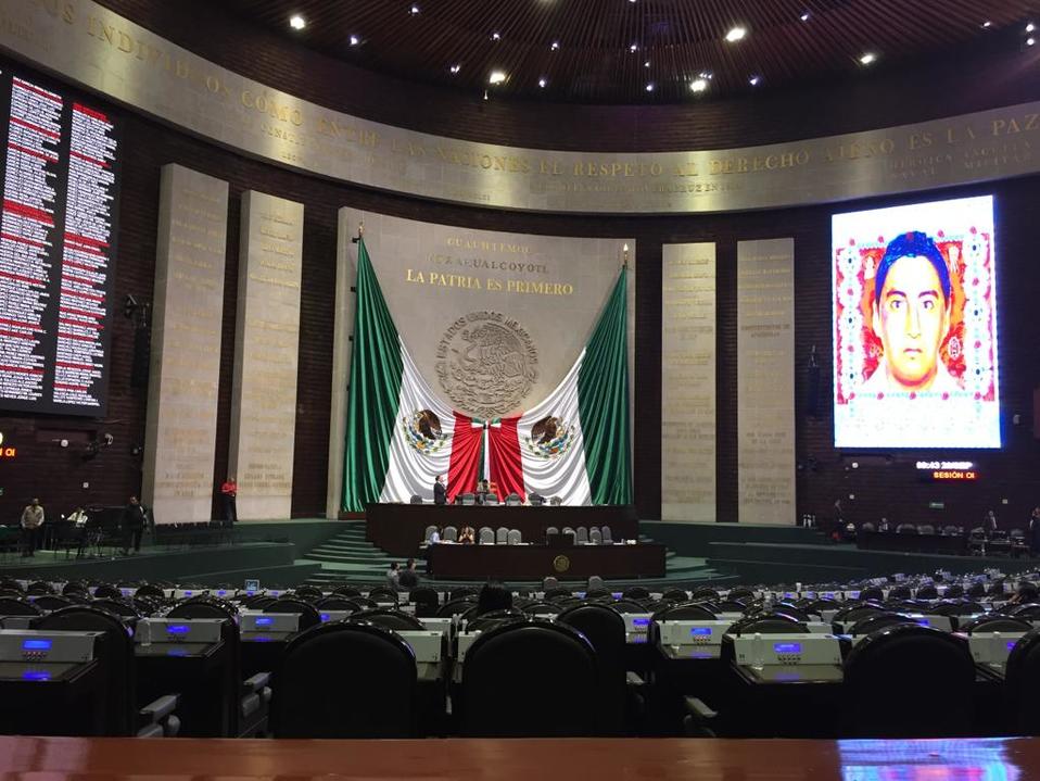 Proyección de fotografías de los normalistas desaparecidos en la Cámara de Diputados. /Humberto Díaz Navarrete