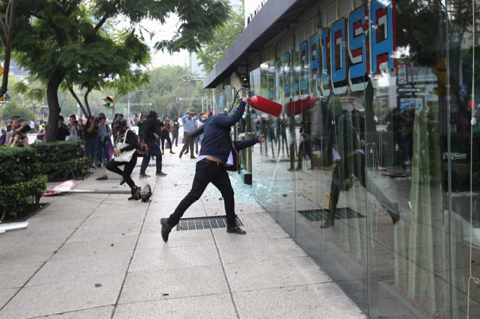 Realizan desmanes sobre Reforma, destituyen vidrios de restaurante en marcha de Ayotzinapa. (Omar Franco)