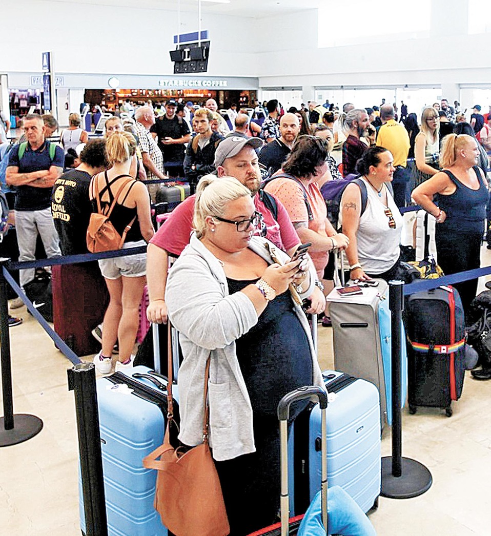 Han sido repatriados 30 mil de los 150 mil turistas británicos varados en sitios tan lejanos como Cancún. (Araceli López)