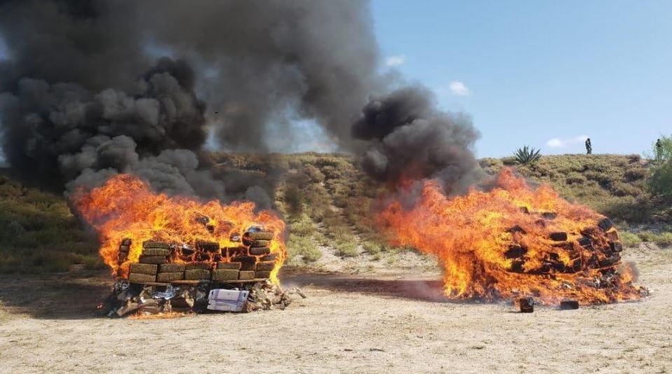 Más de una tonelada de droga fue incinerada en Nuevo León por personal de laFGR, en coordinación con elementos de la SEDENA. (Foto: Especial)