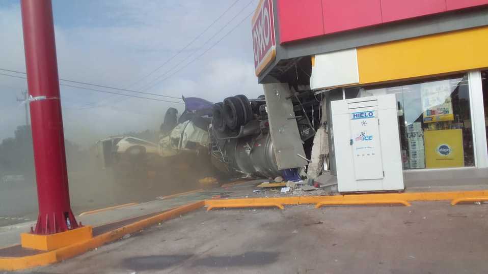 El vehículo de carga colisionó contra la fachada quedando totalmente destruido. (Cortesía)