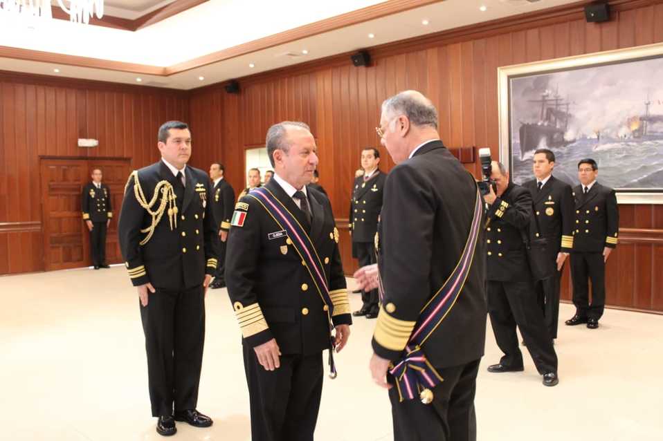 Condecoran al secretario de Marina, José Rafael Ojeda Durán, por la marina del Perú.