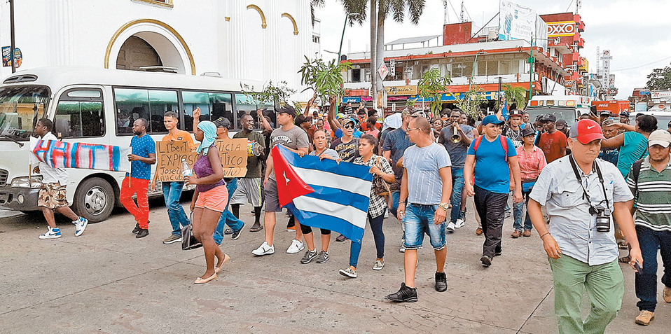 Cubanos y haitianos se unieron a las protestas que africanos iniciaron hace más de un mes. (Julio Navarro)