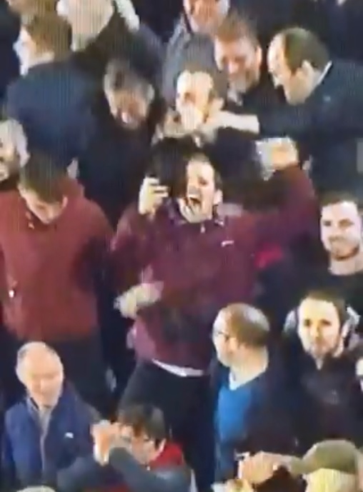 El aficionado festejando con su celular (Especial)