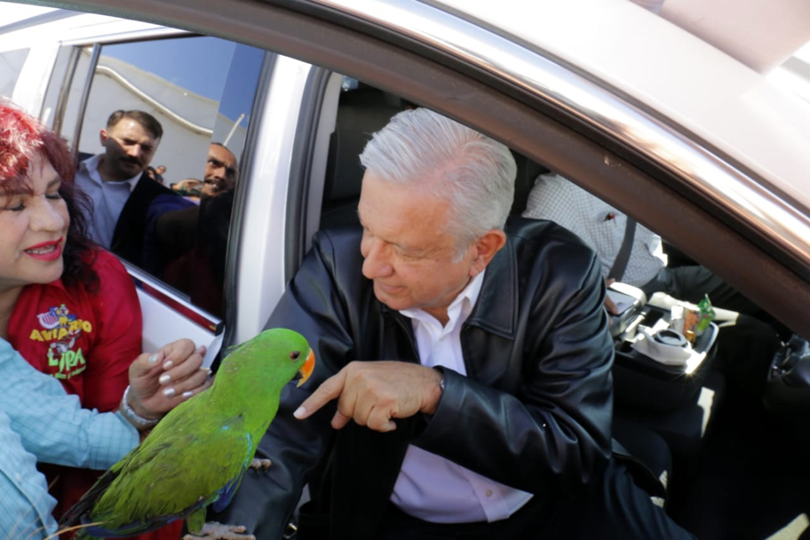 Al retirarse del aeropuerto, le ofrecieron un perico del Aviario Lira de Torreón. (Mauricio Román)