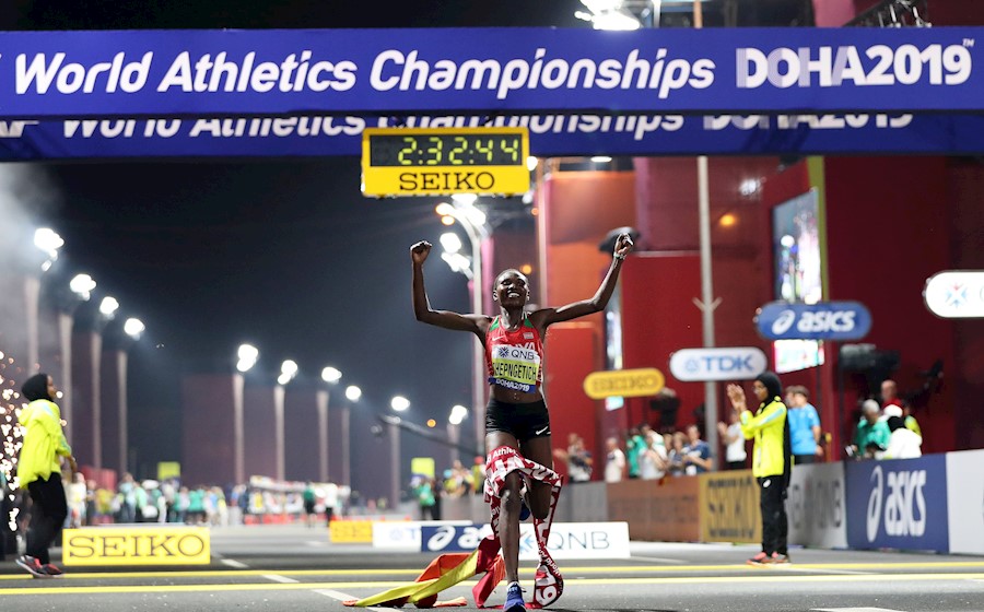 Ruth Chepngetich celebra la victoria tras cruzar la línea de meta (EFE)