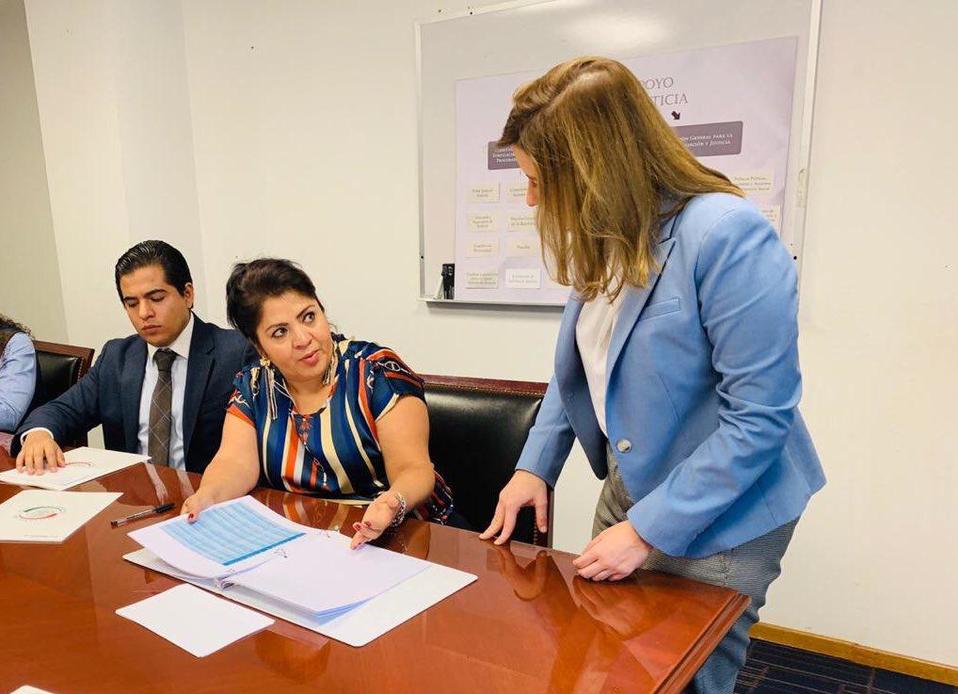 La senadora Nestora Salgado entrega documento a la Unidad de Apoyo al Sistema de Justicia y a Mesas de Justicia. (@nestora_salgado)