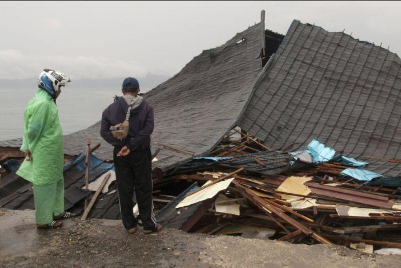Los sobrevivientes del terremoto se encuentran cerca de sus tiendas en un refugio temporal en Ambon. (AP)