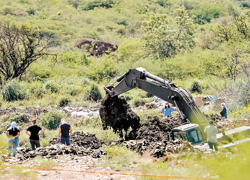 Búsqueda de los 43 normalistas, ayer en el basurero de Tepecoacuilco. (Reuters)