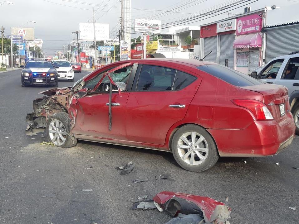 El carro que impactó contra la unidad con remolque quedó destrozada. (Foto: Mayte Villasana)