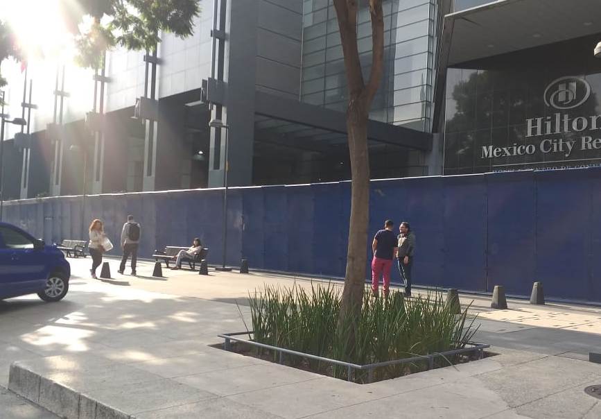 Colocan vallas metálicas en hotel Hilton, previo a marcha en CdMx. | Jorge Becerril
