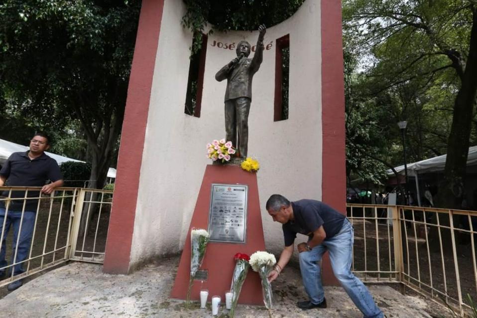 Fans de José José se reúnen frente a su estatua en la colonia Clavería. | Octavio Hoyos