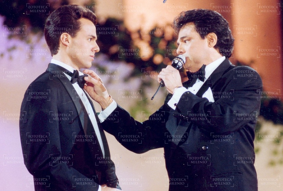 José José en un concierto con su hijo José Joel