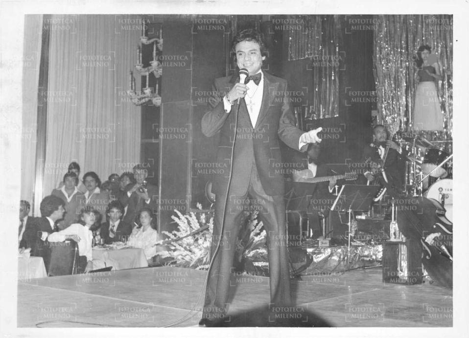 José José sonríe y canta a finales de noviembre de 1979  (Fototeca Milenio)