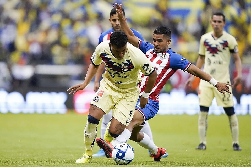 Roger Martínez y Miguel Ponce durante el Clásico Nacional (Imago7)