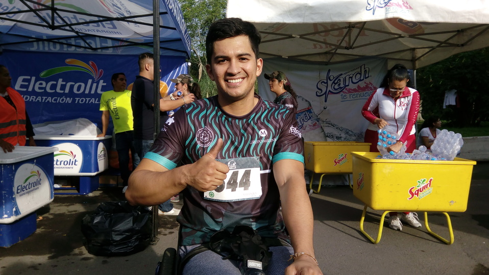Alexis Romero en silla de ruedas completó el recorrido de 5 kilómetros.