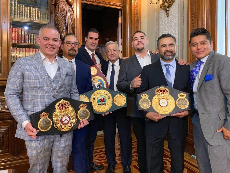 Andy Ruiz en una reunión con AMLO (Twitter: @Andy_destroyer1)
