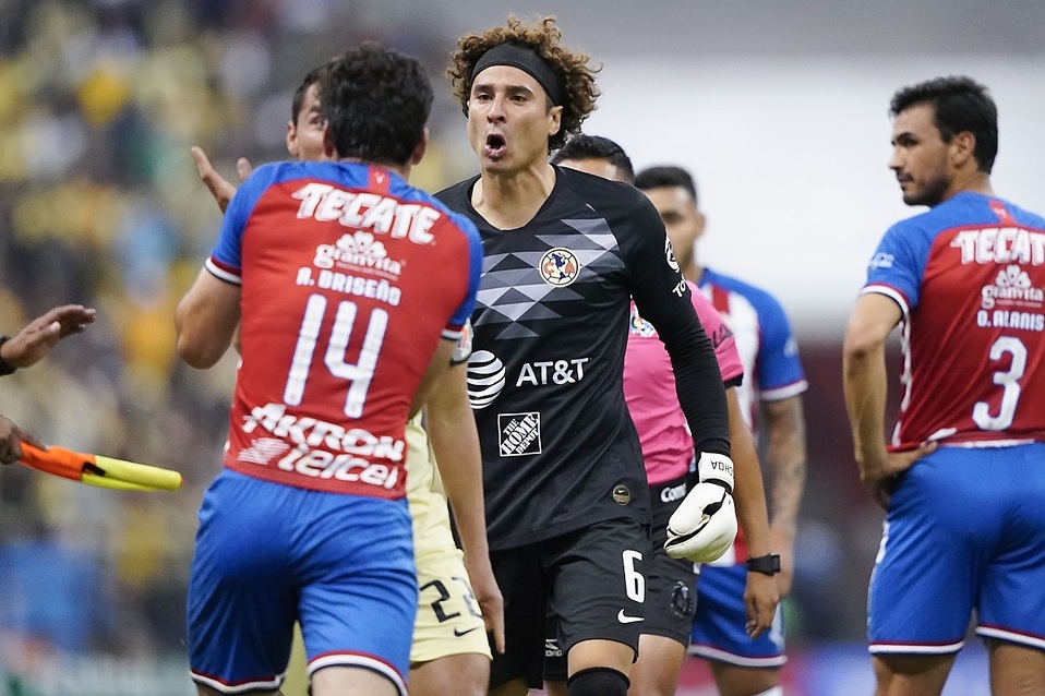Guillermo Ochoa encaró a Antonio Briseño tras falta sobre Giovani dos Santos (Imago7)